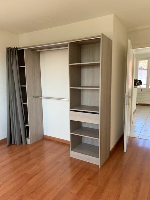 Schlafzimmer mit offenem Einbauschrank