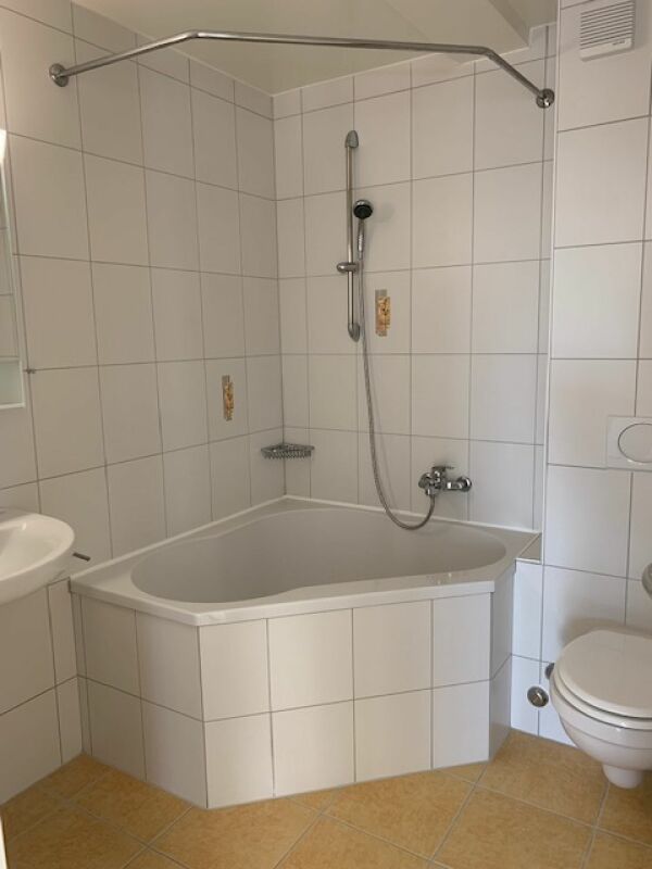 Badezimmer mit Eckwanne