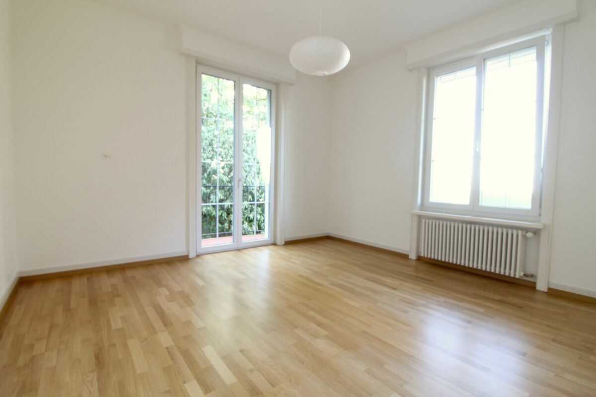 Heller leerer Wohnraum mit Balkonzugang