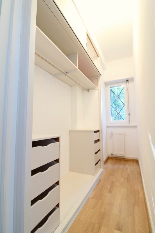 Begehbarer Kleiderschrank mit Fenster