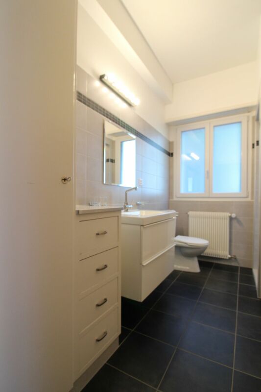 Helles kleines Badezimmer mit WC und Waschtisch
