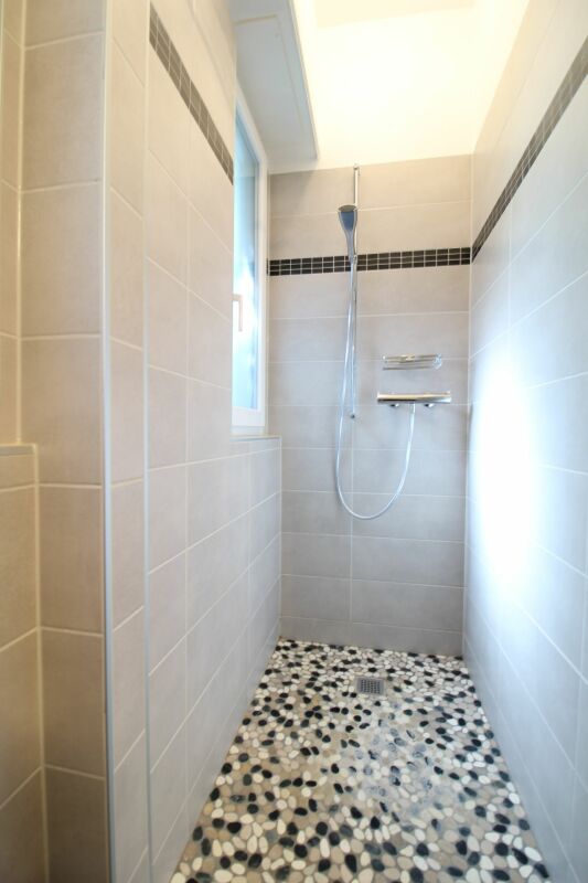 Dusche mit Natursteinboden