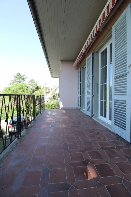Überdachter Balkon mit Fliesenboden