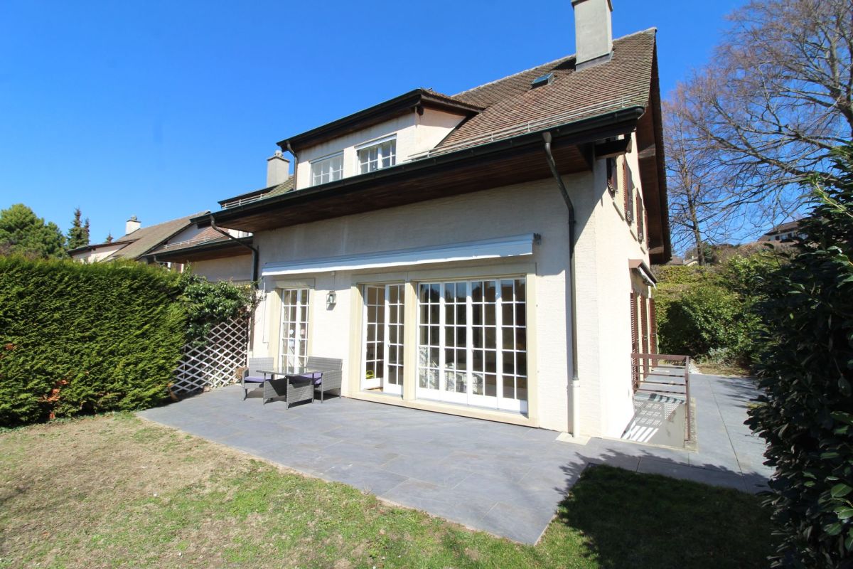 Außenansicht eines Einfamilienhauses mit Terrasse