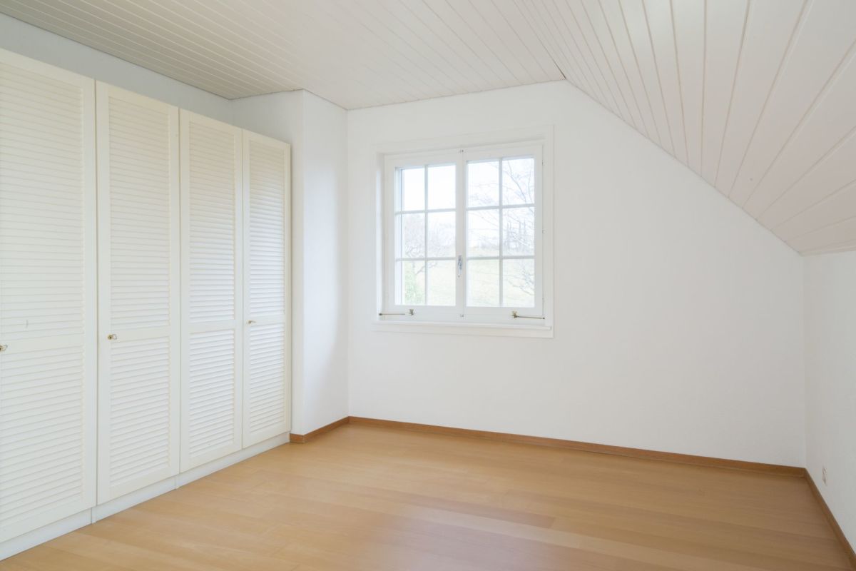 Helles Dachzimmer mit Einbauschrank und Fenster