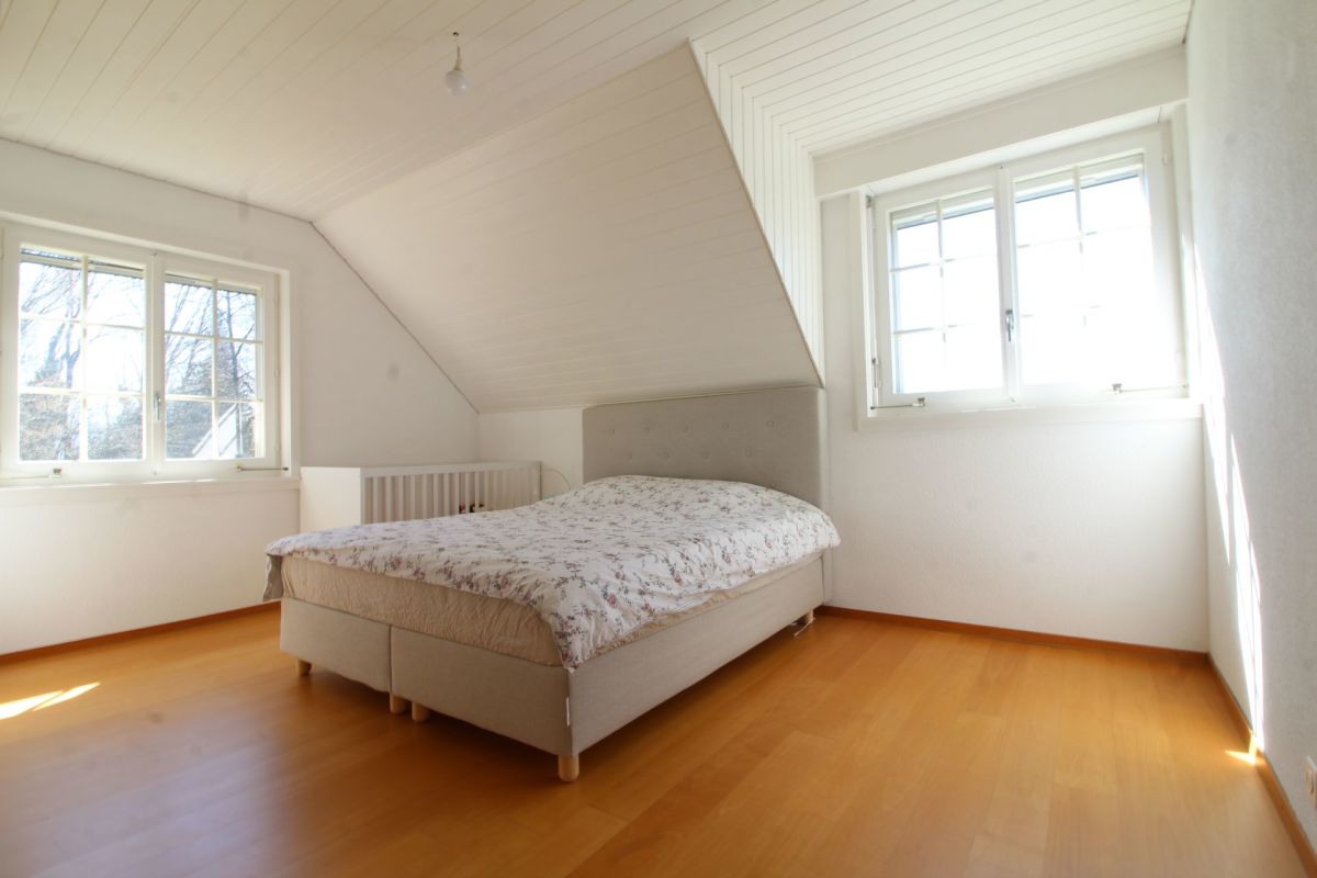 Helles Schlafzimmer mit Dachschräge