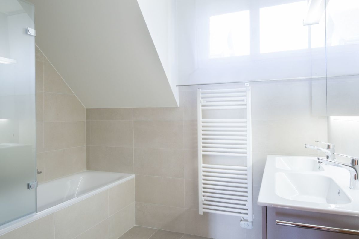 Modernes Bad mit Badewanne und Doppelwaschtisch