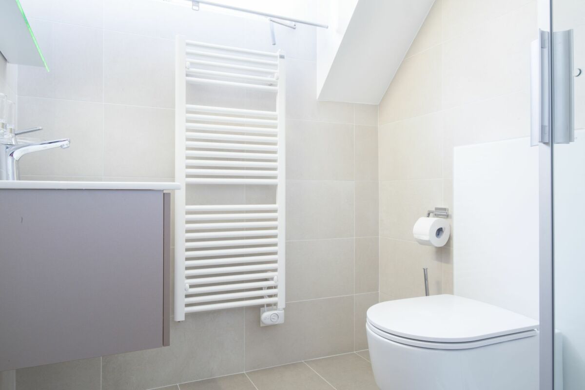 Modernes Badezimmer mit WC und Handtuchheizkörper