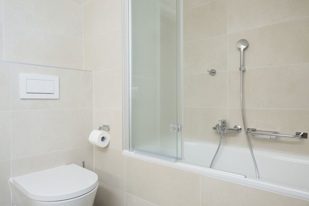 Modernes Bad mit Wanne und Dusche