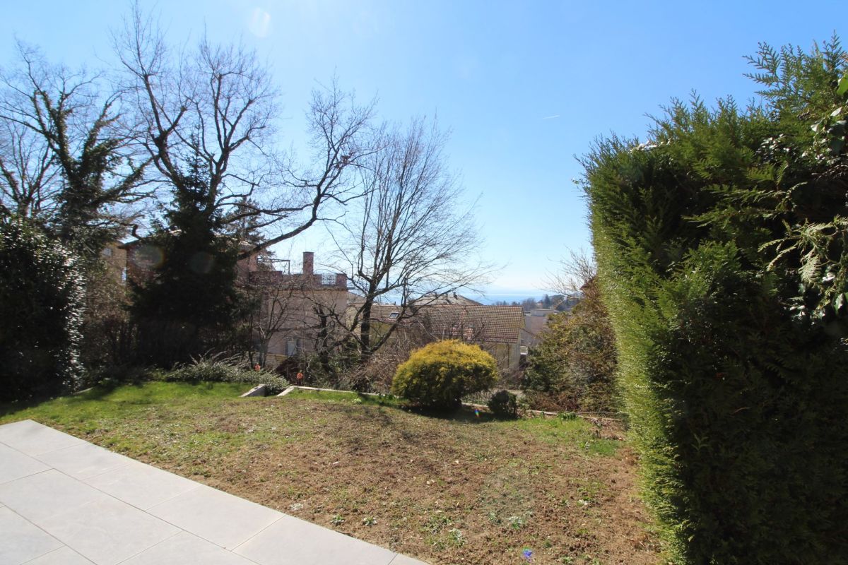 Garten mit Blick auf Nachbarhäuser und Ferne