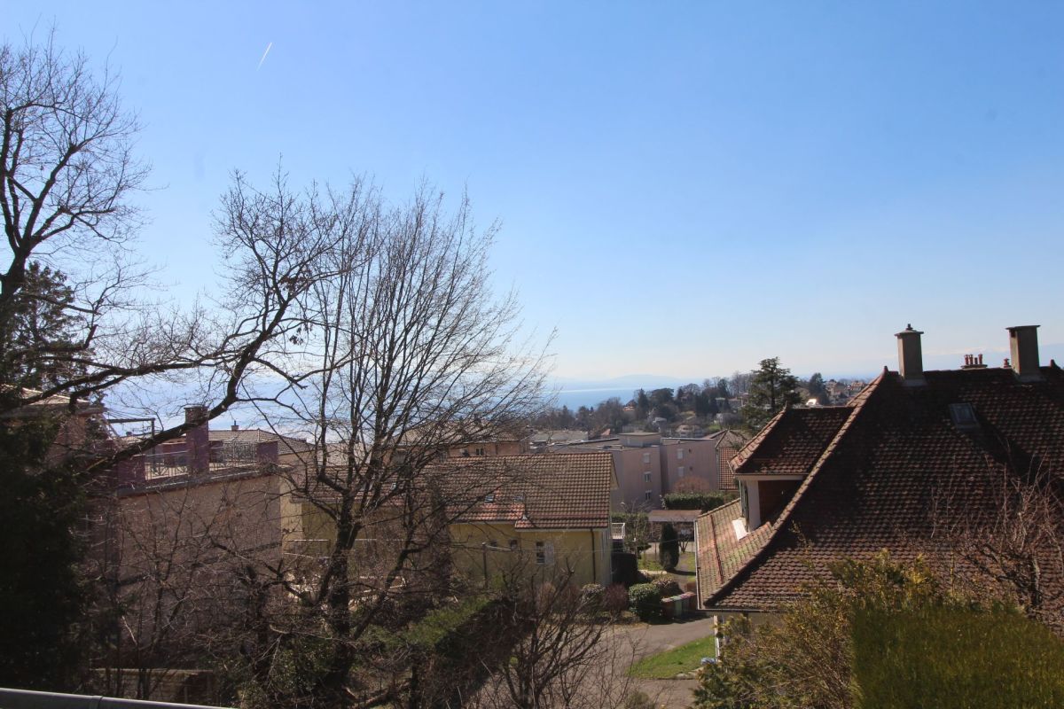 Wohngebiet mit Blick auf Meer und Dächer
