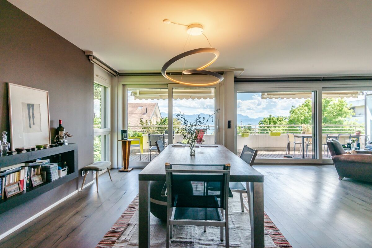 Offener Wohn- und Essbereich mit Terrasse