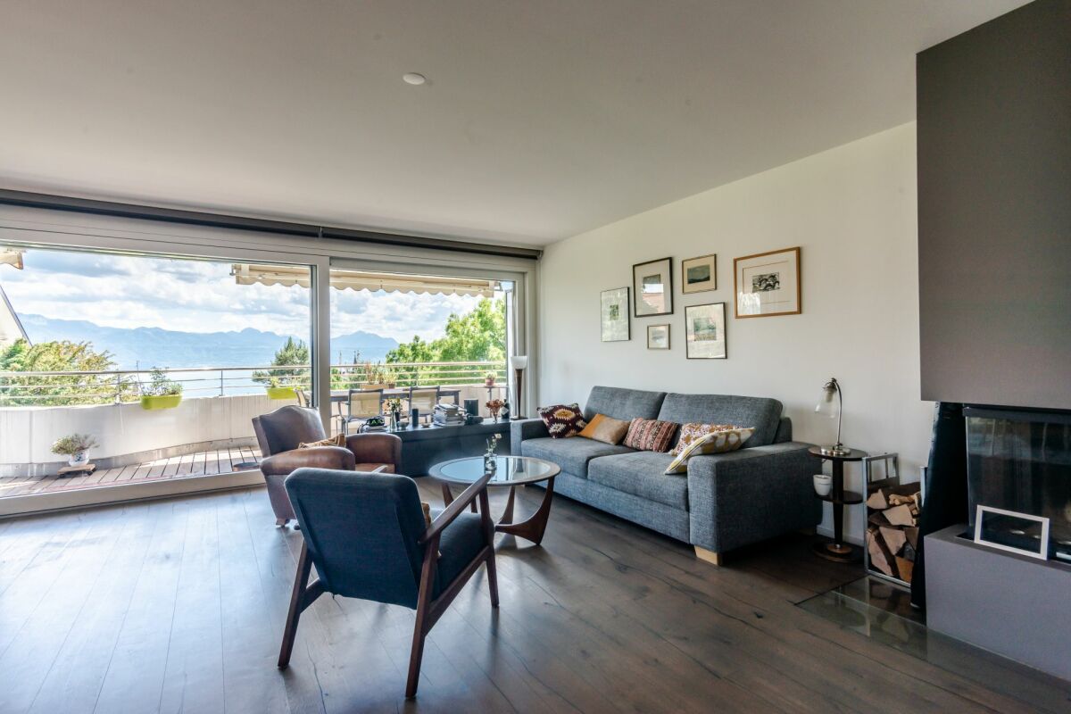 Wohnzimmer mit Terrasse und Seeblick
