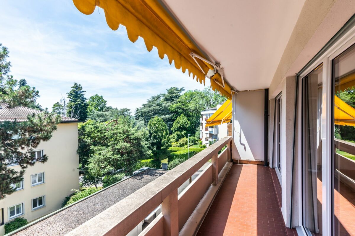Balkon mit Markise und Grünblick