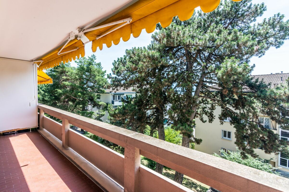 Balkon mit Markise und Blick ins Grüne