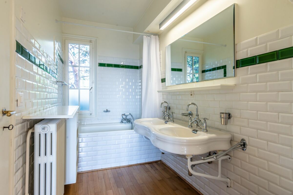 Klassisches Badezimmer mit Doppelwaschbecken
