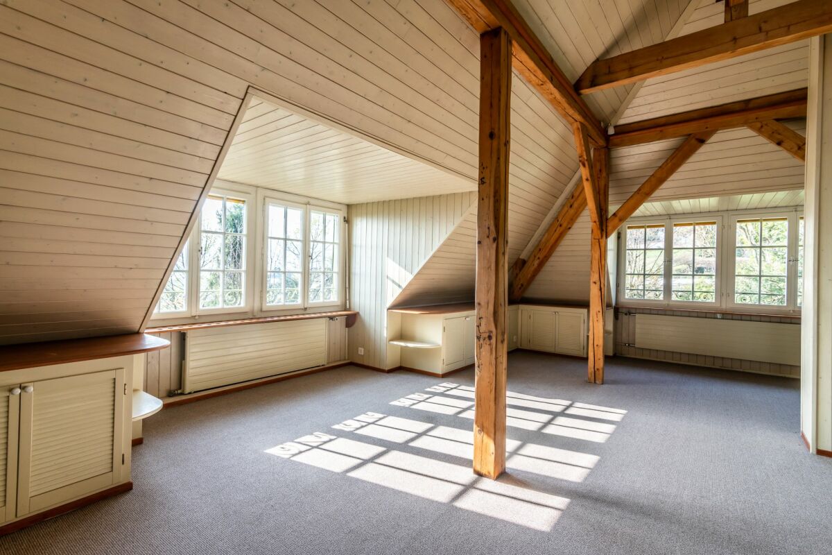 Ausgebauter Dachraum mit sichtbaren Holzbalken