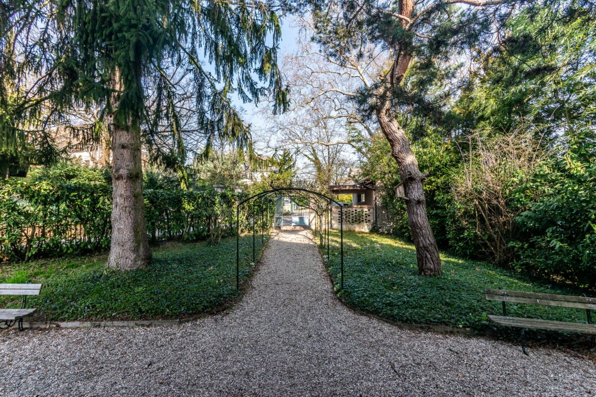 Gartenweg mit Bogenpergola