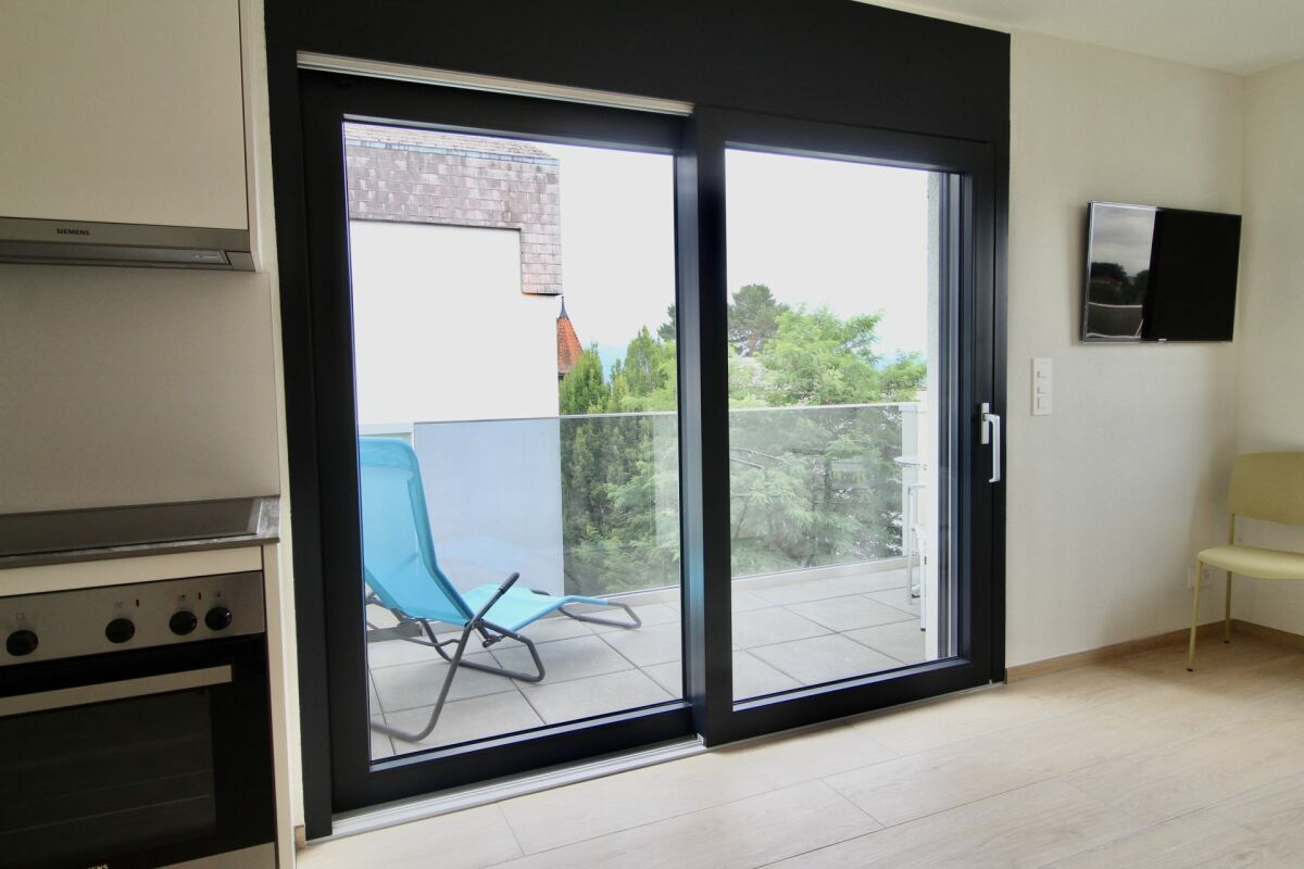 Moderne Küche mit Balkonblick
