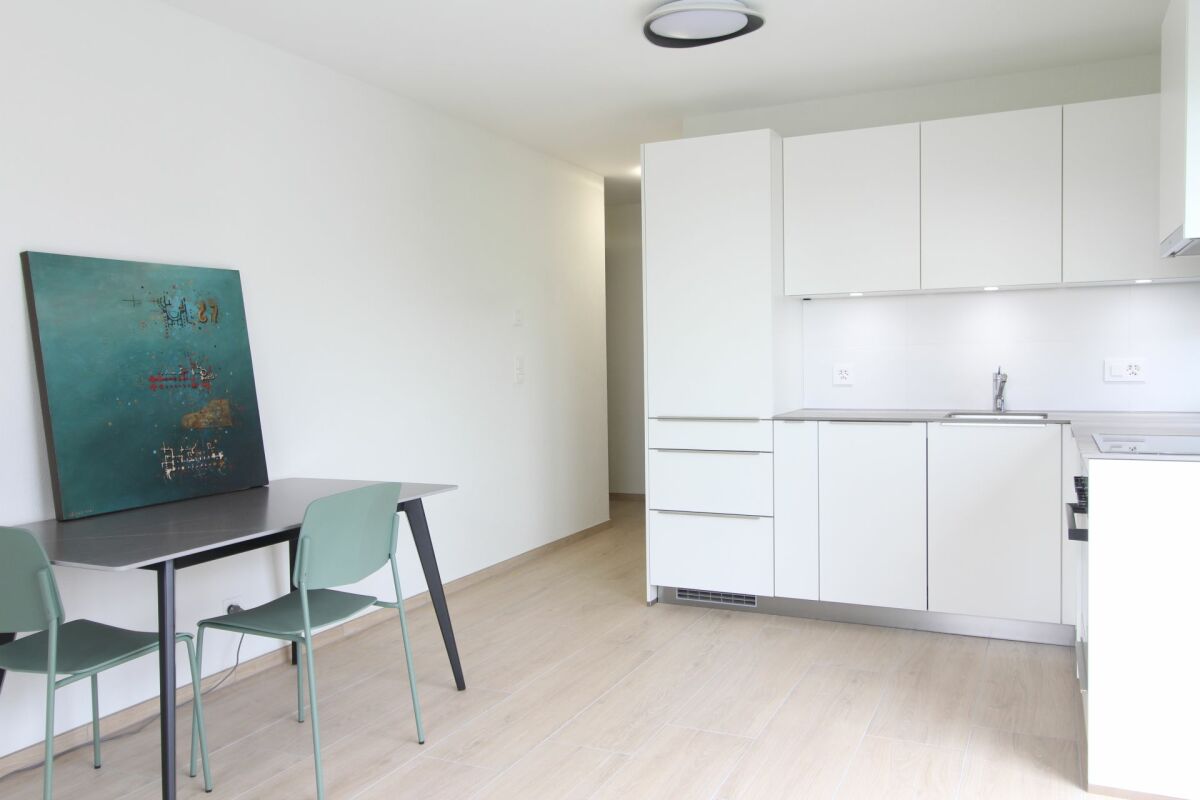 Moderne, helle Küche mit Essbereich
