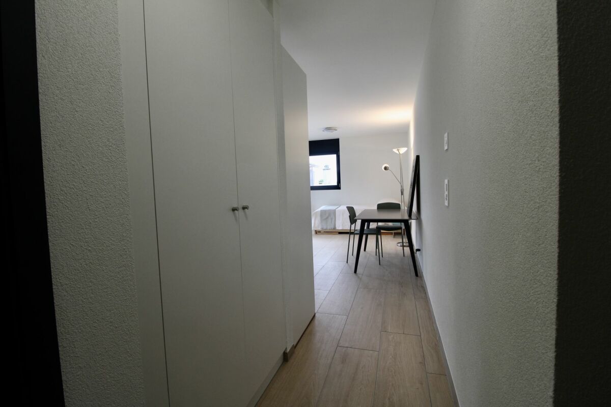 Flur mit Blick in einen Wohn-/Arbeitsbereich