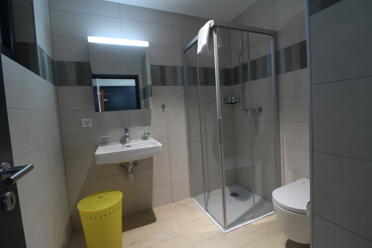 Modernes Badezimmer mit Dusche