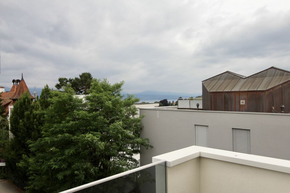 Blick vom Balkon auf Nachbargebäude und Landschaft