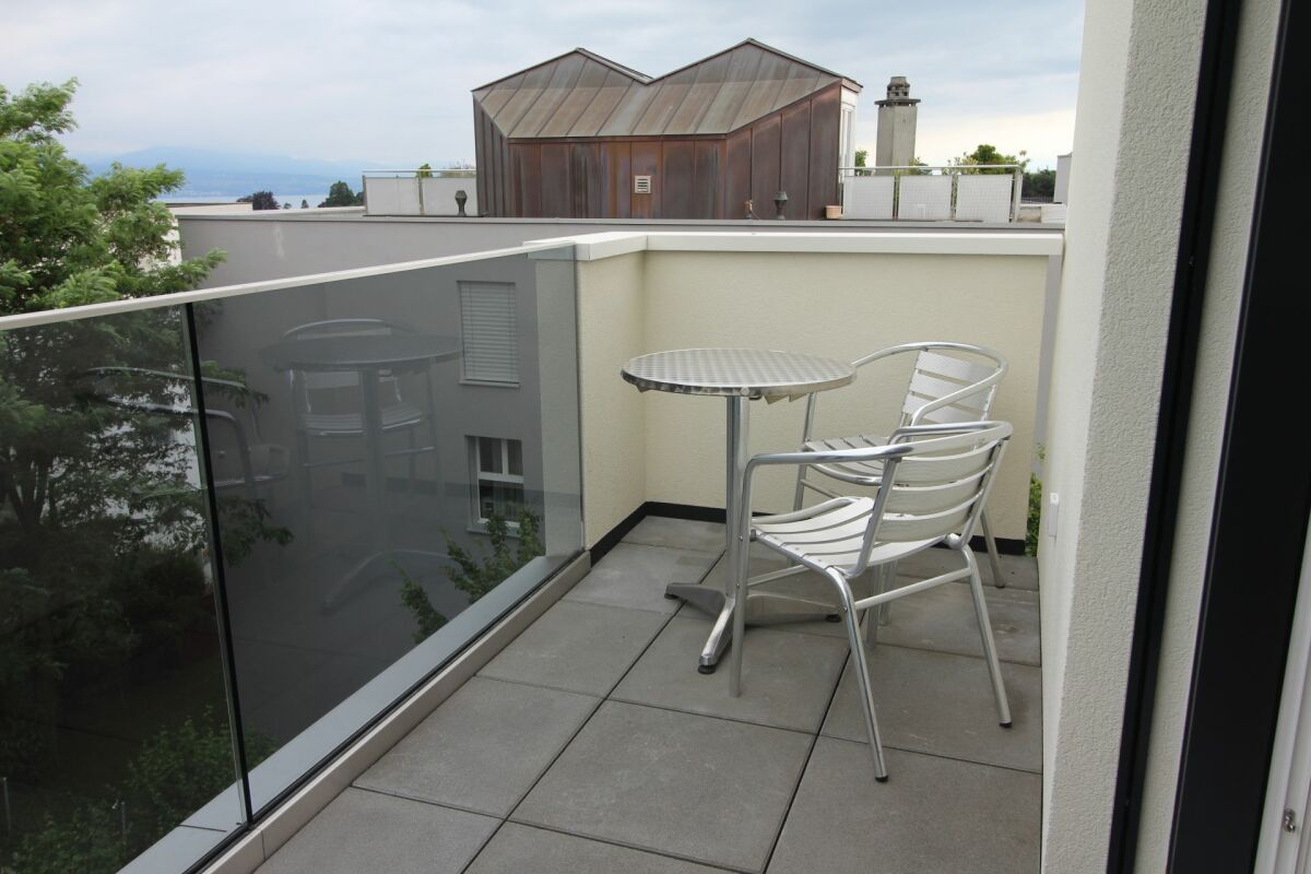 Balkon mit Sitzgruppe und Ausblick
