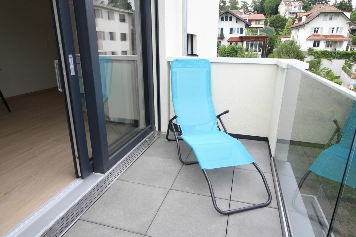 Balkon mit Liegestuhl