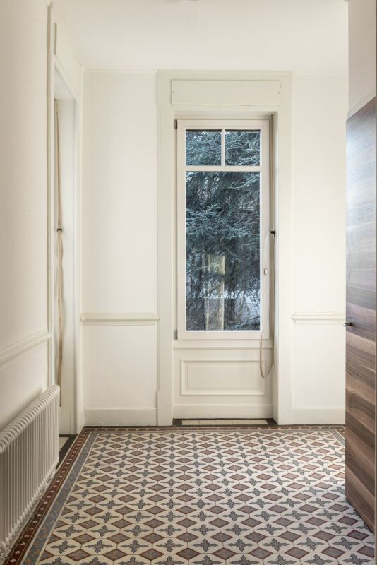 Heller Flur mit Fliesenboden und Fenster