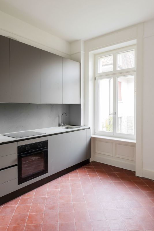Moderne Küche mit großem Fenster