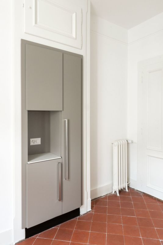 Heller Eingangsbereich mit Einbau-Kühlschrank