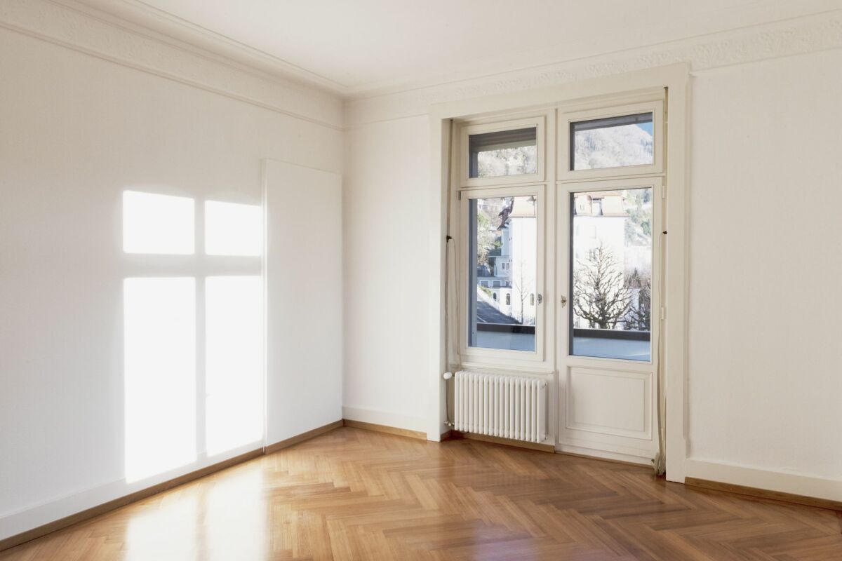 Heller leerer Raum mit historischem Fenster