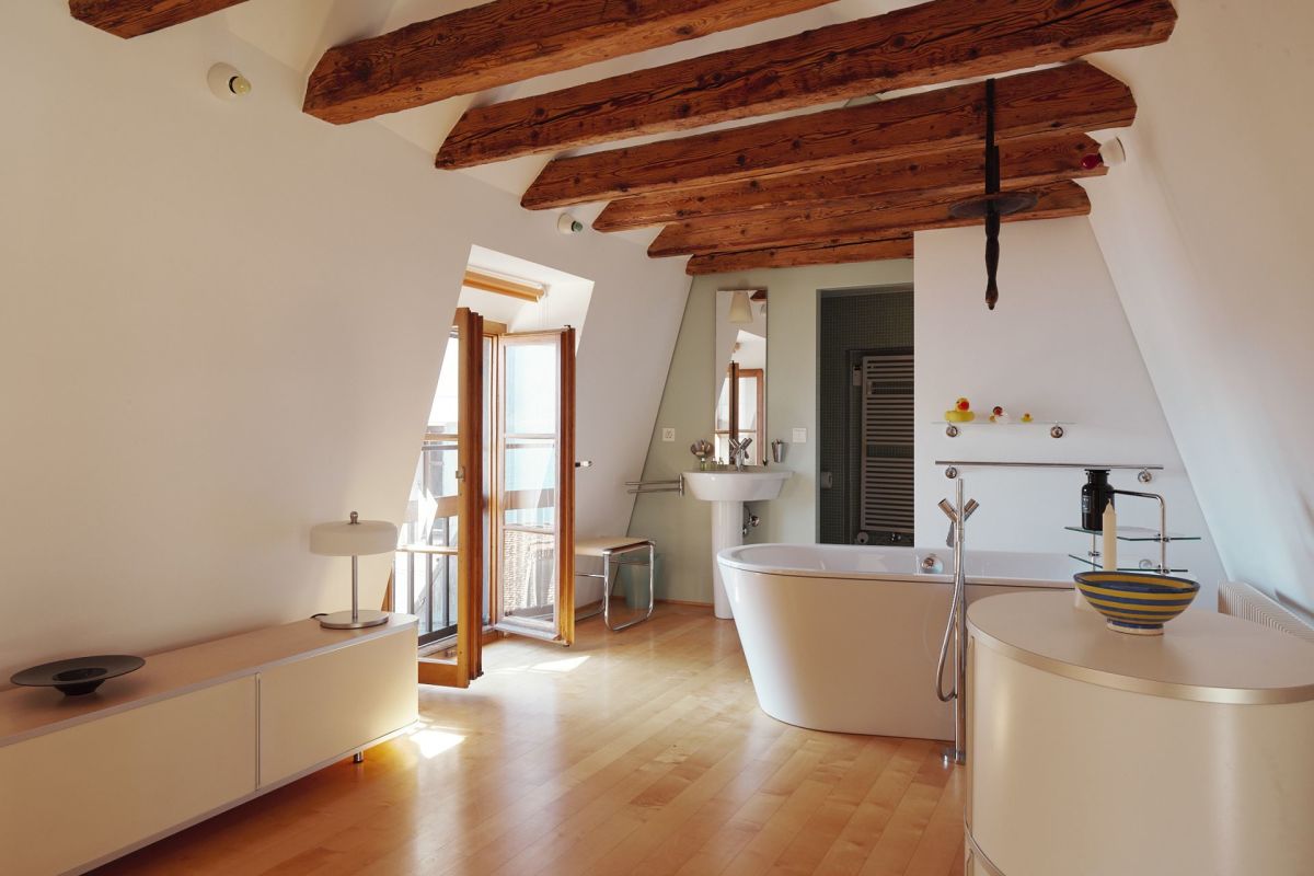 Badezimmer mit freiliegenden Holzbalken