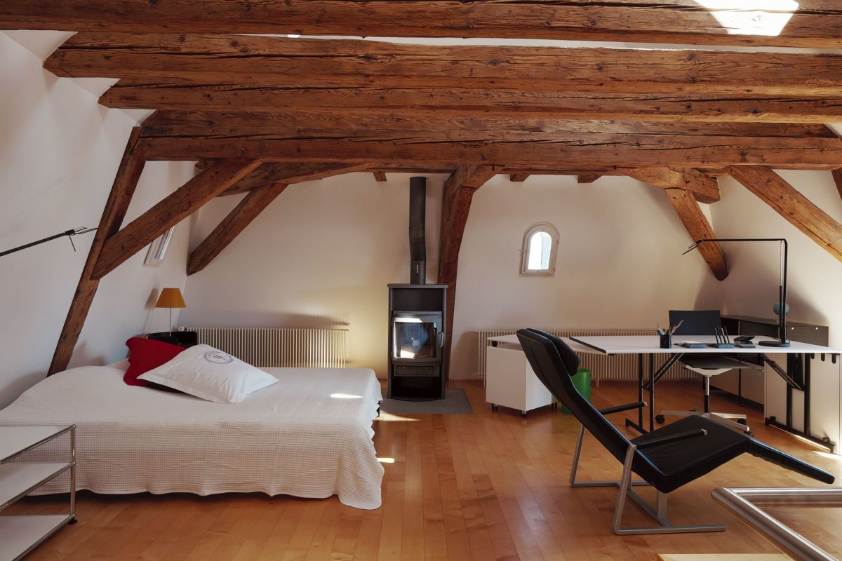 Dachgeschoss-Schlafzimmer mit Arbeitsbereich