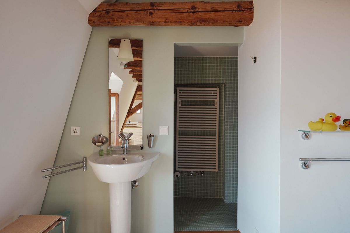 Badezimmer mit rustikalen Holzbalken