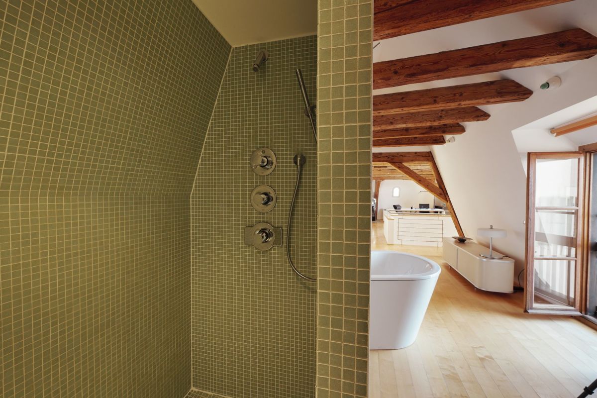 Badezimmer mit begehbarer Dusche und offenem Dachgeschossraum