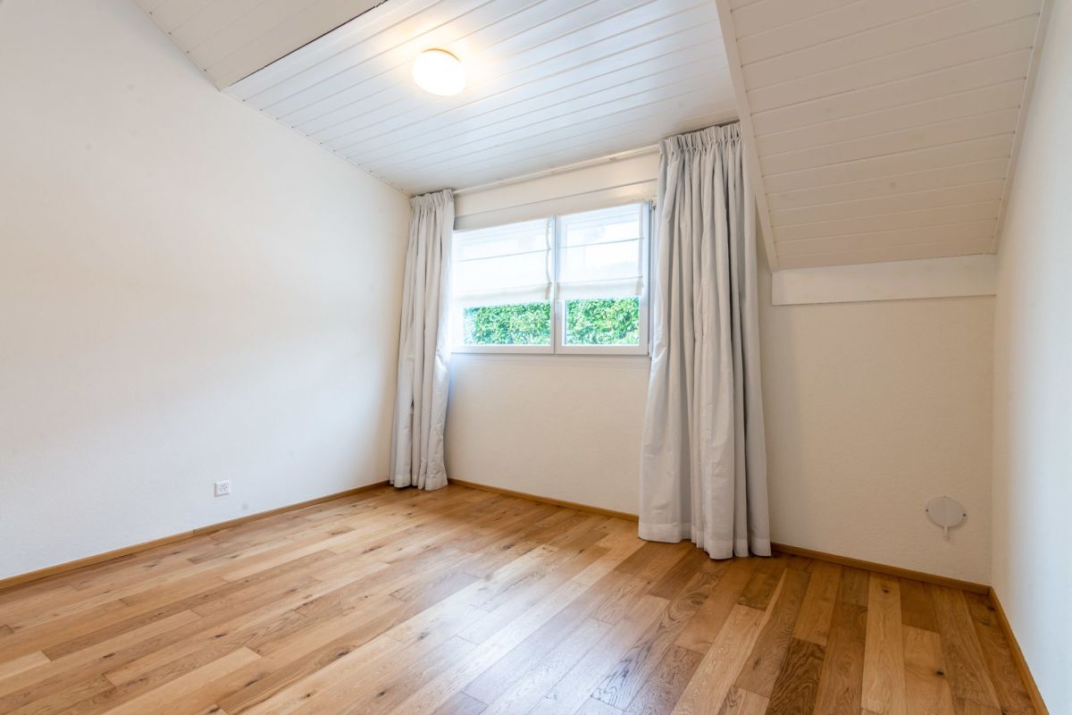 Heller, leerer Dachraum mit Holzfußboden