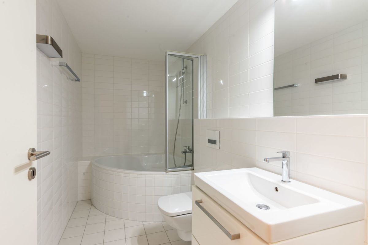 Helles Badezimmer mit Badewanne und Waschtisch