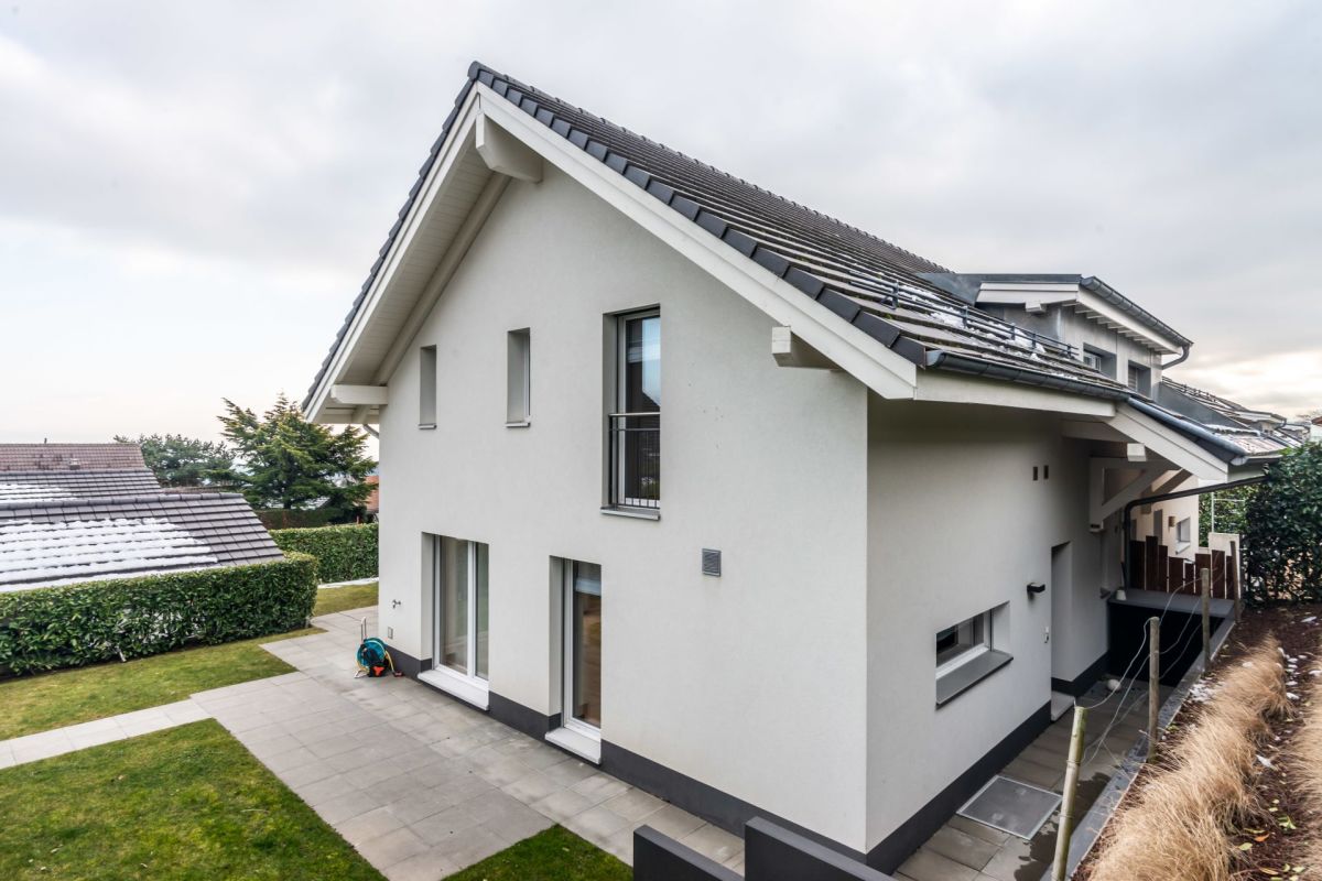 Modernes Einfamilienhaus mit Satteldach und Garten