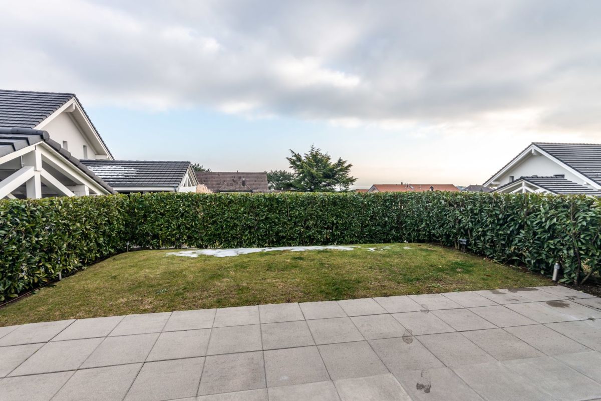 Garten mit Terrasse und Heckenumrandung