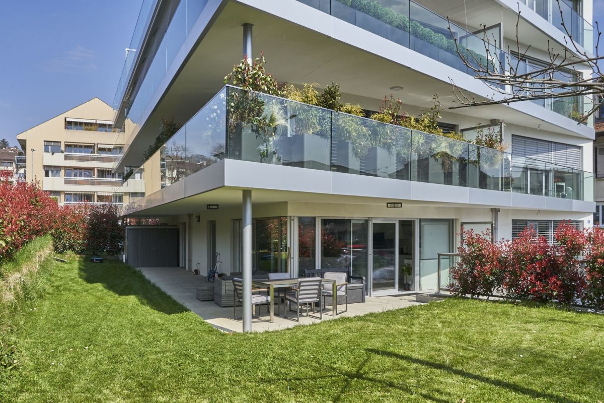 Moderne Wohnanlage mit Garten und Terrasse