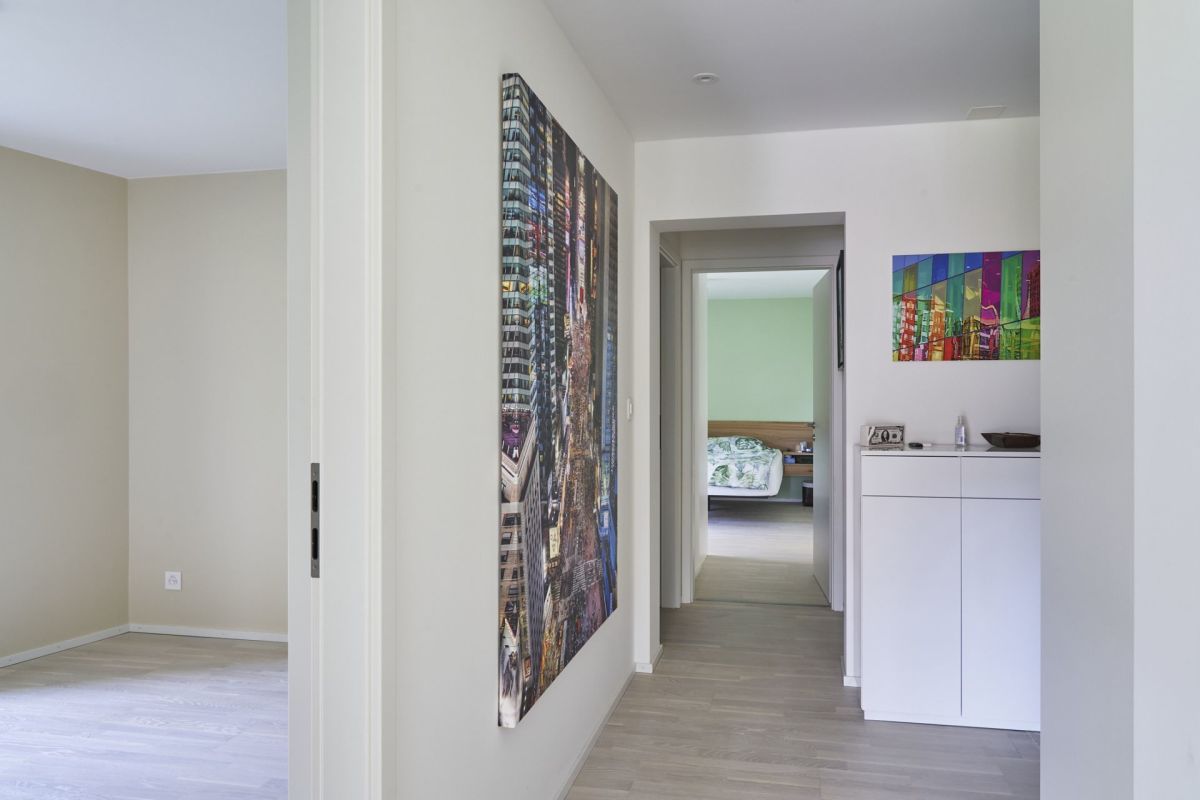 Flur mit Blick in ein Schlafzimmer