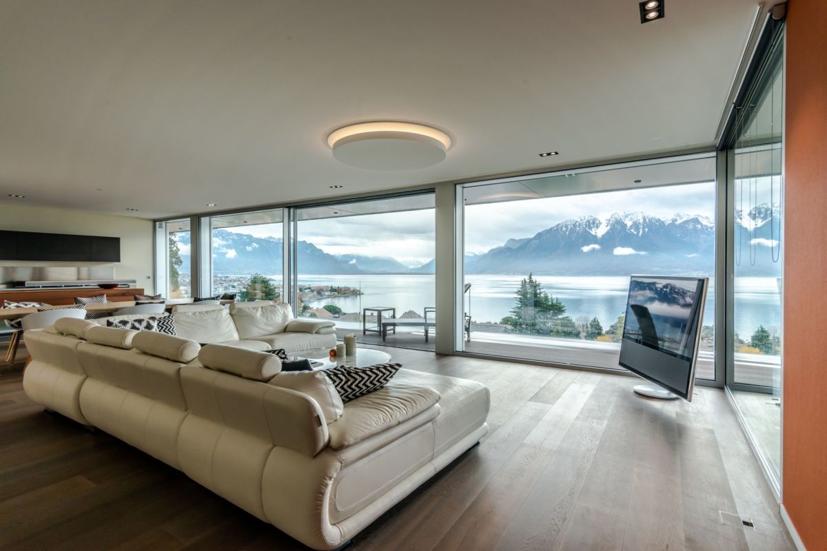 Luxuriöses Wohnzimmer mit Panoramablick