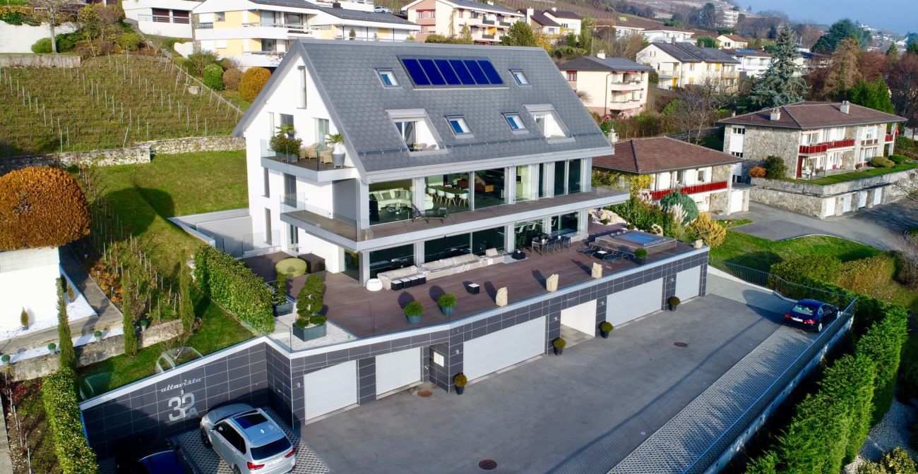 Moderne Villa mit Dachterrasse und Solarpanels
