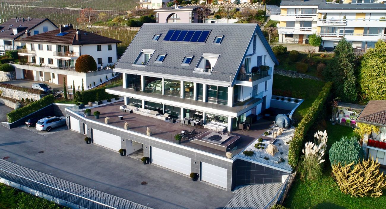 Luxuriöses Einfamilienhaus mit Terrassen und Solarmodulen