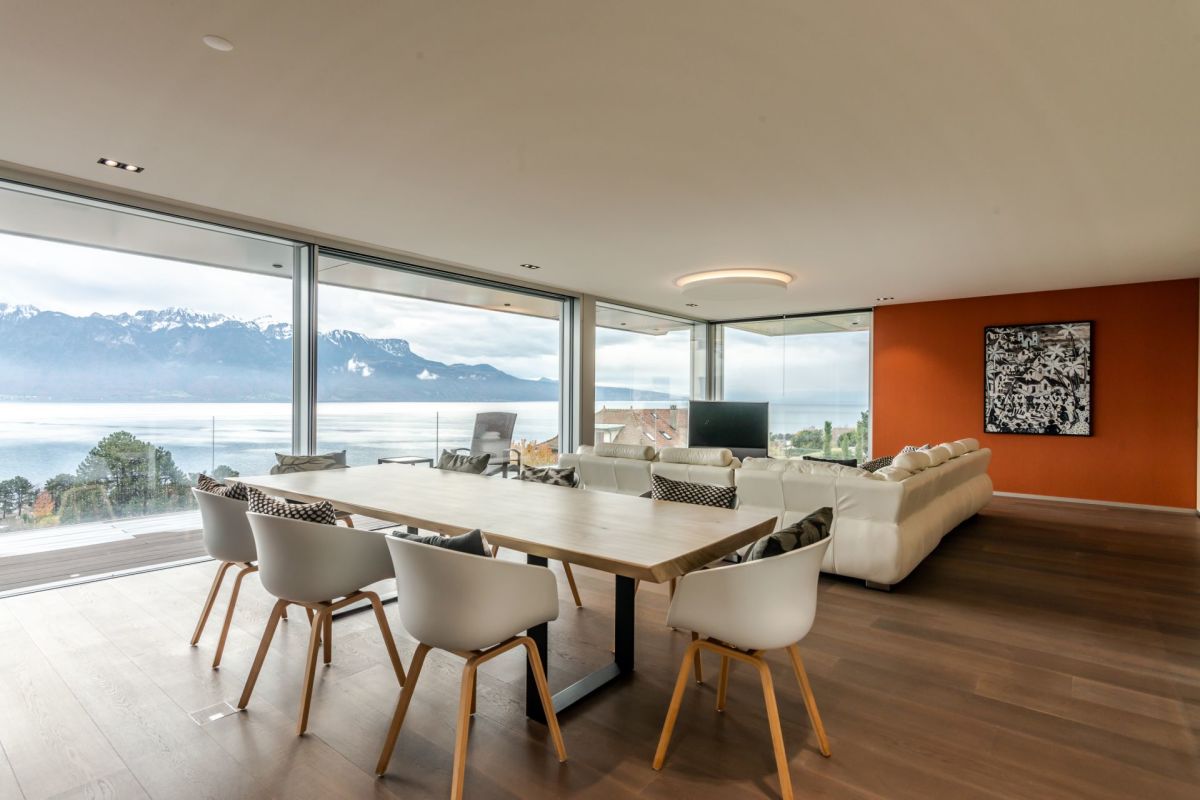 Offener Wohn- und Essbereich mit Panoramablick
