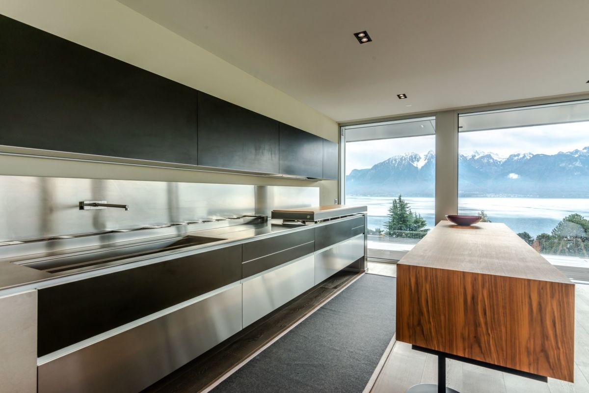 Moderne Designküche mit Seeblick