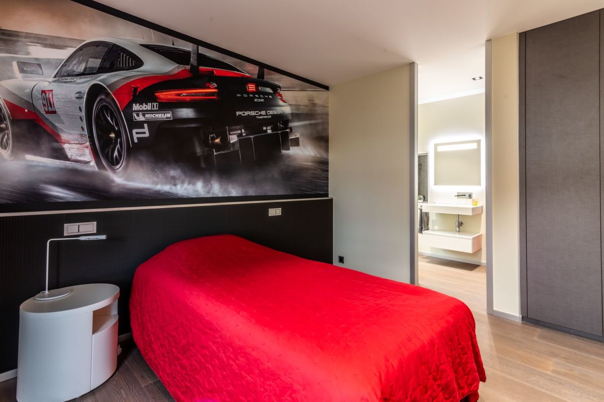 Modernes Schlafzimmer mit Motorsport-Wandbild