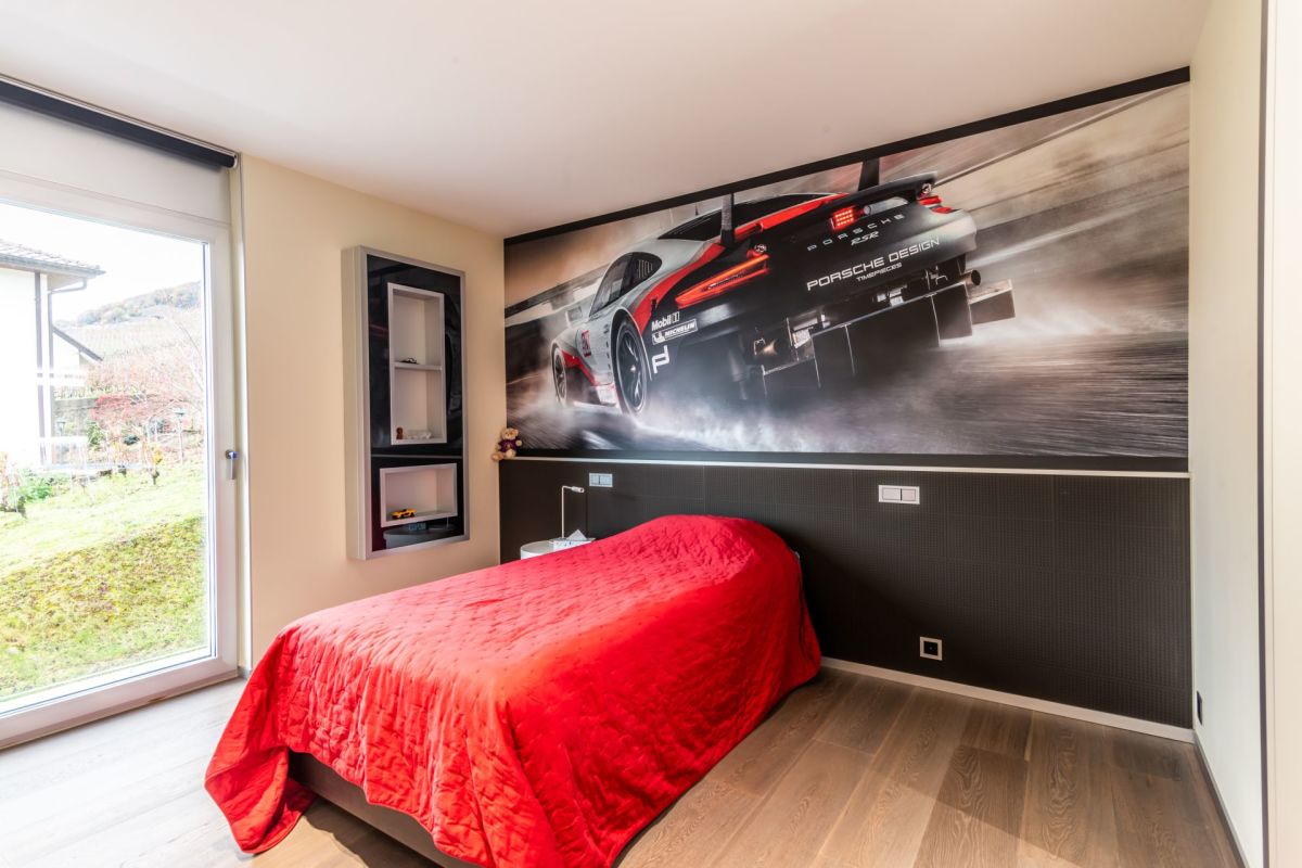 Modernes Schlafzimmer mit Auto-Motivwand